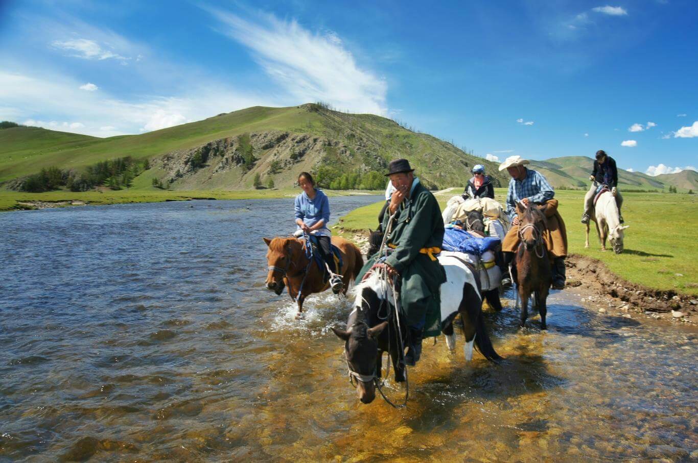 Du lịch Mông Cổ trãi nghiệm cưỡi ngựa.