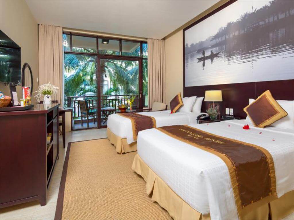 Phòng Golden Sand Resort mang thiết kế trang nhã, có tính thẩm mỹ cao bằng vật liệu tự nhiên như gỗ và đá granite.