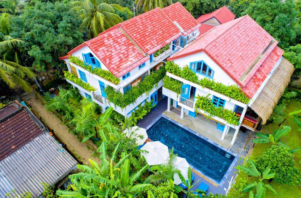 Khuôn viên của ife Beach Villa Hội An được bao trùm trong màu xanh của cỏ cây, cây chuối được trồng rất nhiều, tạo một cảm giác dân dã bình dị.