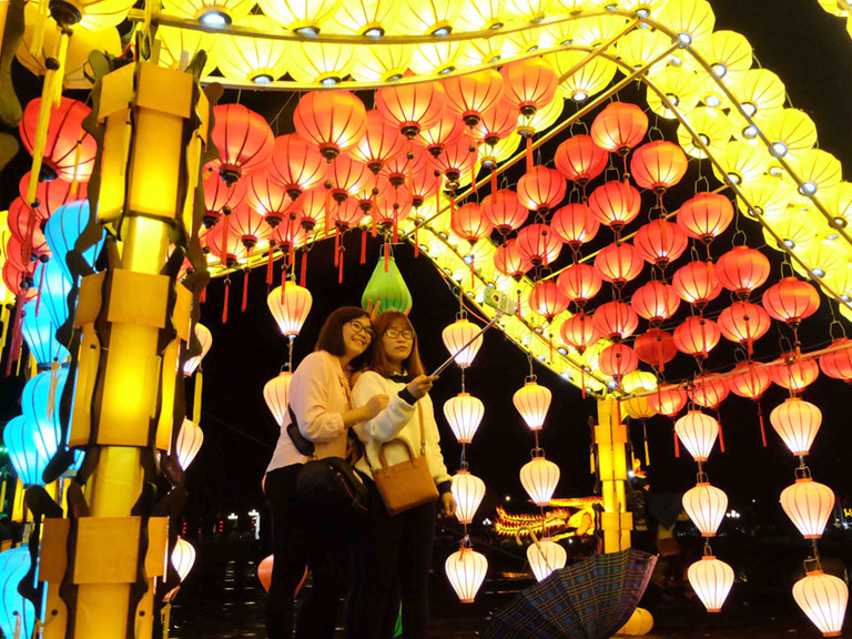 Lễ hội đèn lồng thu hút một lượng lớn khách du lịch đến tham gia