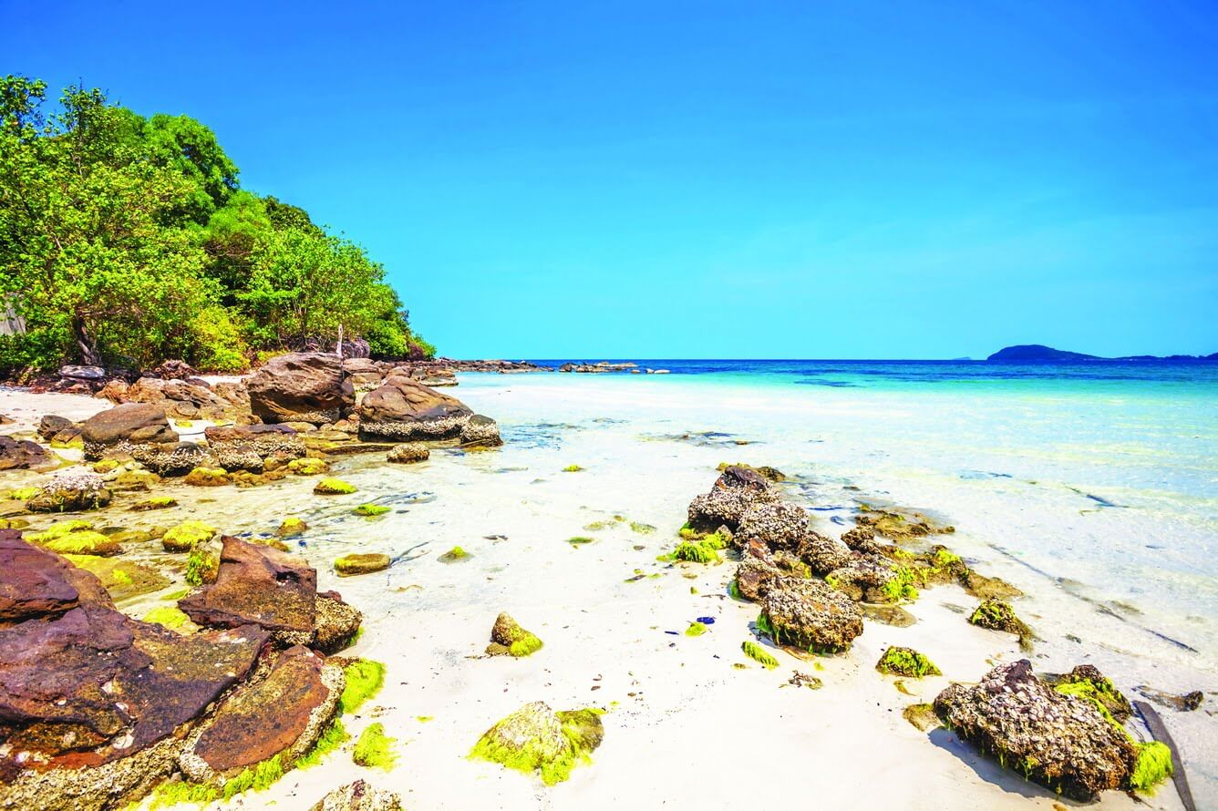 Bãi Thơm Phú Quốc có cảnh quan đẹp nhưng bờ biển hẹp và nước biển trong xanh nhưng mực nước nông nhiều đá ngầm nên không thích hợp cho hoạt động tắm biển.